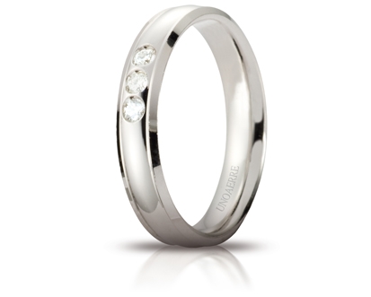 [040AFC279003001075004] Fede nuziale Unoaerre Brillanti Promesse Orion 4 mm oro bianco con 3 diamanti